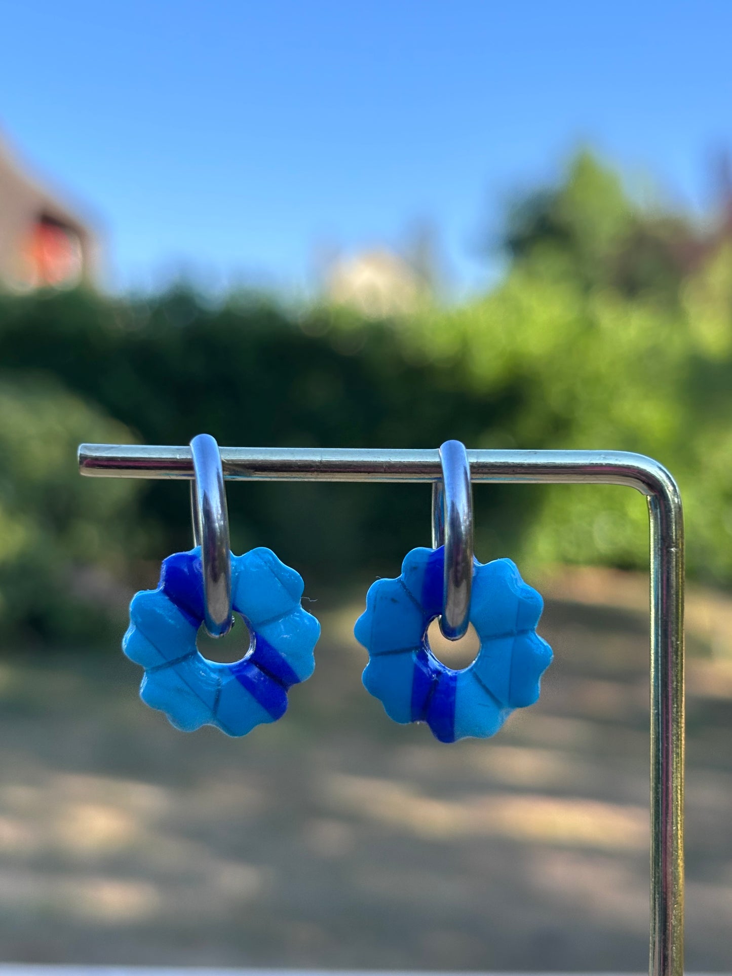 Créoles Camélia rayées bleues | Théia Bijoux