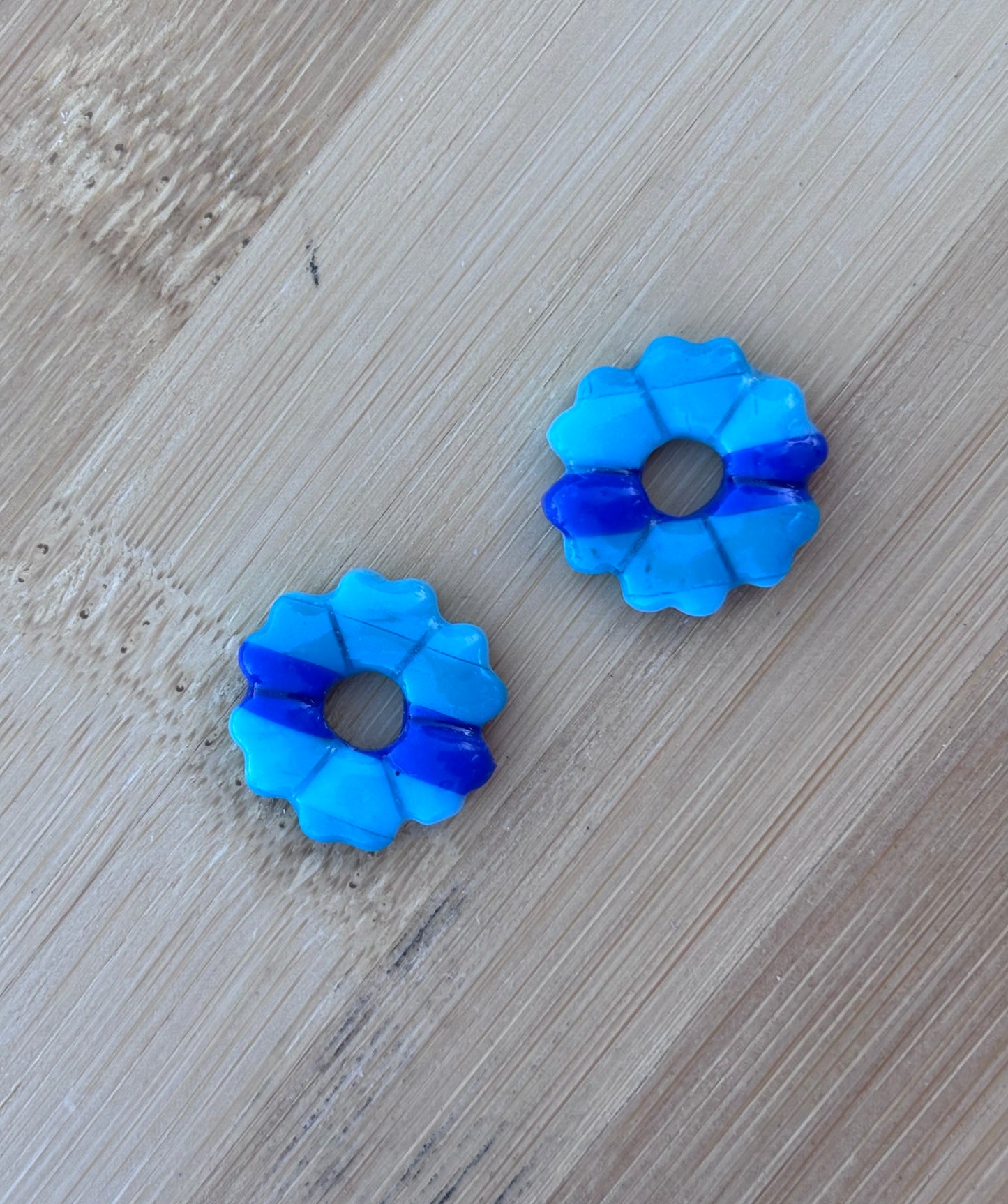 Créoles Camélia rayées bleues | Théia Bijoux