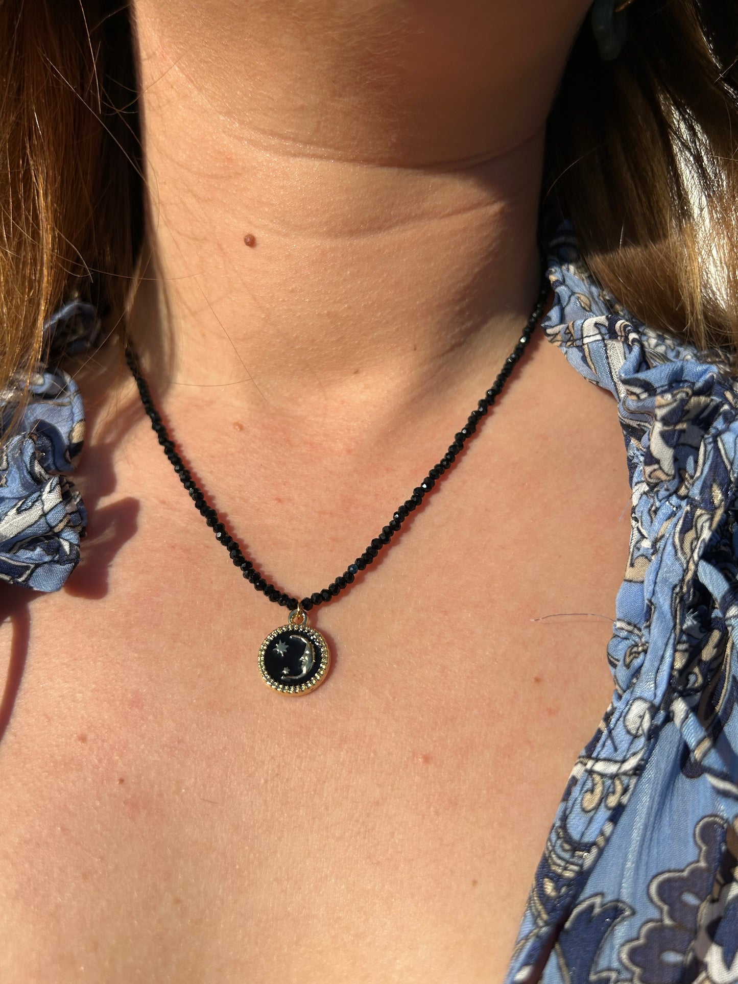 Collier Nélia Noir et Doré avec Médaillon Lunaire | Théia Bijoux