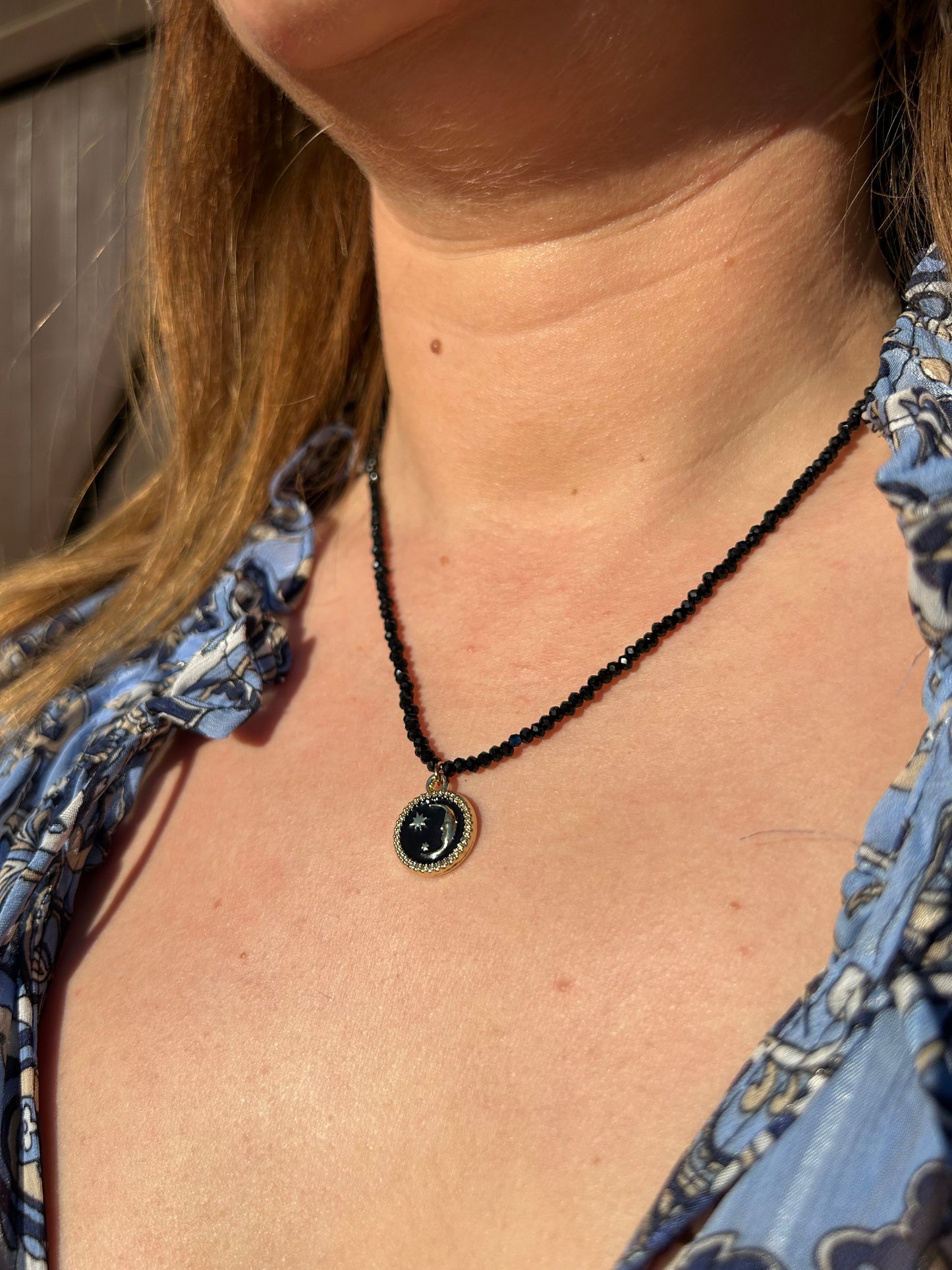 Collier Nélia Noir et Doré avec Médaillon Lunaire | Théia Bijoux